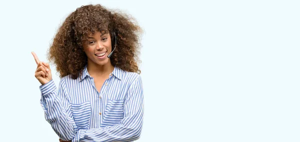 Africano Americano Operador Call Center Mulher Muito Feliz Apontando Com — Fotografia de Stock