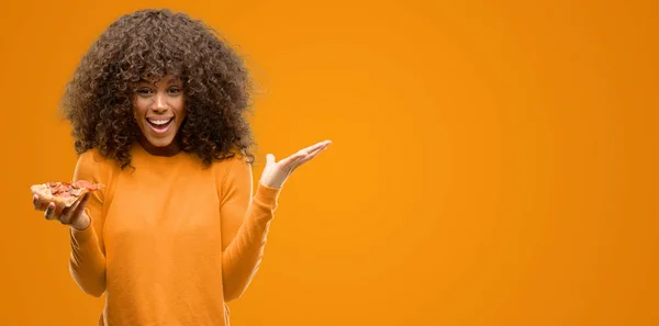 African American Vrouw Met Een Uitdrukking Van Erg Blij Opgewonden — Stockfoto