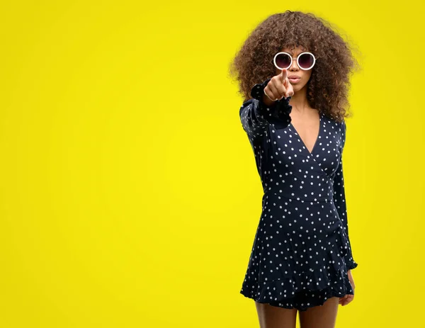 African American Woman Sunglasses Summer Dress Pointing Finger Camera You — Stock Photo, Image