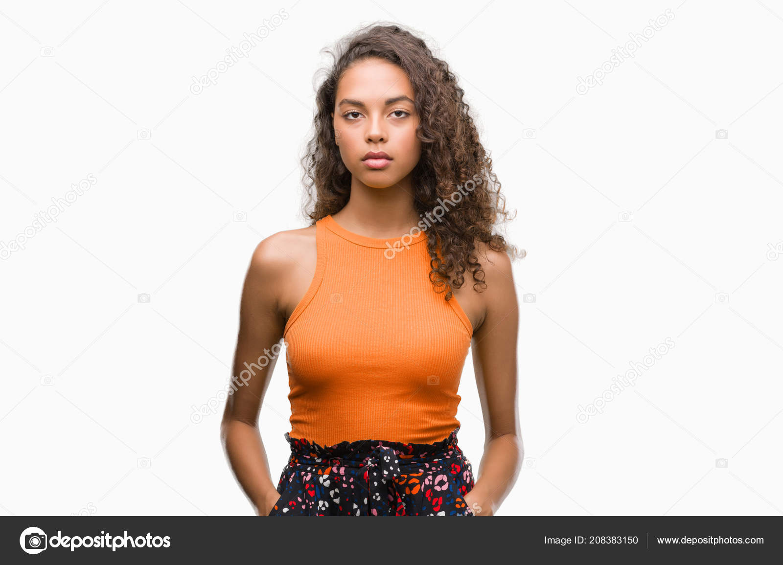 深刻な考えるスマートの顔に自信を持って表現を持つ若いヒスパニック系女性 ストック写真 C Krakenimages Com 150