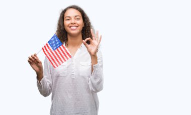 Estates parmak, mükemmel sembolü ile ok işareti yapıyor Amerika bayrağı tutan genç İspanyol kadın