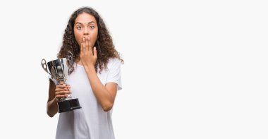 Kupa kapak ağız elle hata, korku, ifade için utanç ile şok tutan genç İspanyol kadın sessizce, gizli kavramı korkuttu