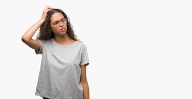 Güzel genç İspanyol kadın gözlük yanıltır ve soru hakkında merak ediyorum. Şüphe, kafasına el ile düşünme ile belirsiz. Dalgın kavramı.