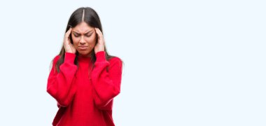 Çünkü baş baş ağrısı için üzerinde el ile kırmızı kazak giyen genç güzel İspanyol stres. Migren muzdarip.