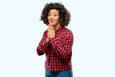 Güzel Arap kadınla birlikte dua eller jest, umut ifadelerini belirtti ve kavram lütfen