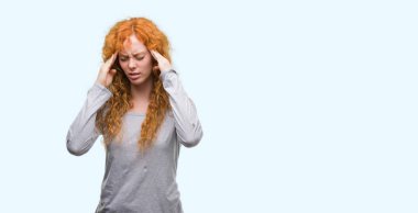 Genç Kızıl saçlı kadın baş baş ağrısı için el ile çünkü stres. Migren muzdarip.