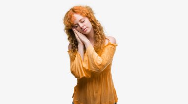 Rüya ve elleri ile kapalı gözler gülümseyen birlikte poz Uyuyan Genç Kızıl saçlı kadın yorgun.