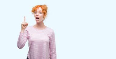 Genç Kızıl saçlı kadın işaret parmağı kadar başarılı fikir. Çıktıktan ve mutlu. Bir numara.