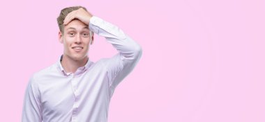 Genç yakışıklı sarışın adam kafasına, el ile vurguladı şok utanç ve sürpriz suratla, öfkeli ve sinirli. Korku ve hata için üzgün.