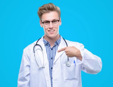 Genç yakışıklı sarışın doktor kendisi için sürpriz yüz işaret parmağı ile