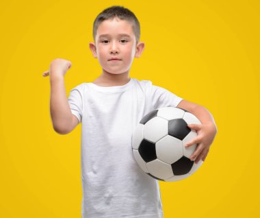 El ve parmak ile yukarı dönük mutlu yüz gülümseyen ile futbol topu ile oynayan koyu saçlı küçük çocuk