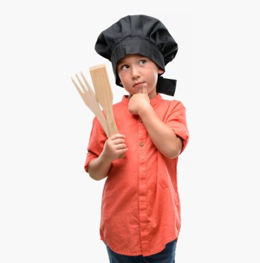 Şef Tekdüzen ciddi yüz düşünme hakkında soru, çok karışık fikir giyen koyu saçlı küçük çocuk