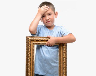 Koyu saçlı küçük çocuk kafasına, el ile vurguladı çerçeve tutan şok utanç ve sürpriz suratla, öfkeli ve sinirli. Korku ve hata için üzgün.