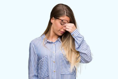 Şık gömlek ve gözlük yorgun sürtünme burun ve göz yorgunluğu ve baş ağrısı duygu giyen güzel genç kadın. Stres ve hayal kırıklığı kavramı.