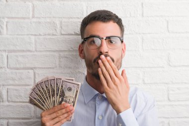 Dolar kapağı ağız elle hata, korku, sessizlik içinde gizli kavramı korkmuş ifade için utanç ile şok tutan genç yenilikçi iş adamı