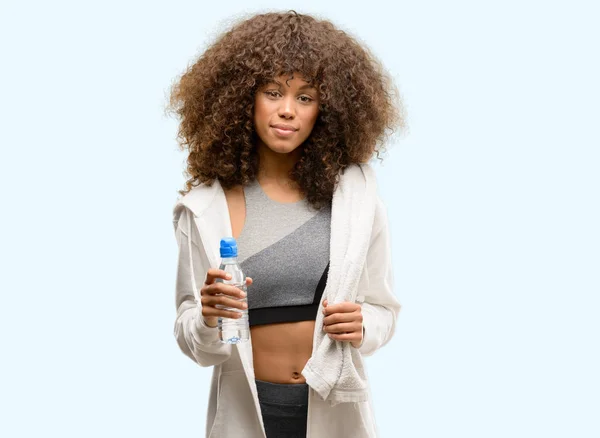 African American Fitness Kvinna Innehar Vattenflaska Med Självsäker Uttryck Smarta — Stockfoto