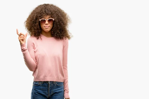 Mulher Afro Americana Vestindo Óculos Sol Rosa Sorrindo Gestos Confiantes — Fotografia de Stock