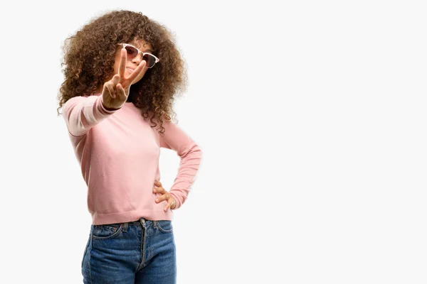 Afrikanische Amerikanerin Mit Pinkfarbener Sonnenbrille Lächelt Die Kamera Und Zeigt — Stockfoto