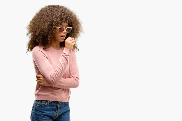 Африканская Американка Розовых Солнцезащитных Очках Чувствует Себя Нездоровой Кашляет Симптом — стоковое фото