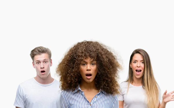 Gruppe Junger Menschen Mit Weißem Hintergrund Erschrocken Mit Einem Überraschungsgesicht — Stockfoto