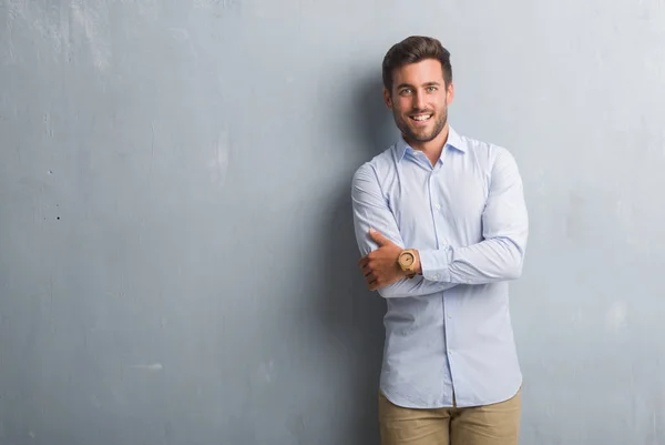 Schöner Junger Geschäftsmann Über Grauer Grunge Wand Mit Elegantem Hemd — Stockfoto