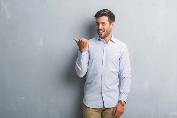 Schöner Junger Geschäftsmann Über Grauer Grunge Wand Elegantem Hemd Lächelnd — Stockfoto