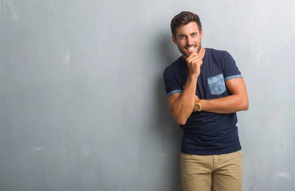 Joven Guapo Sobre Muro Grunge Gris Mirando Confiado Cámara Con —  Fotos de Stock