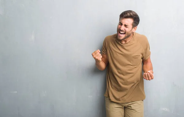 Guapo Joven Sobre Gris Pared Grunge Muy Feliz Emocionado Haciendo — Foto de Stock