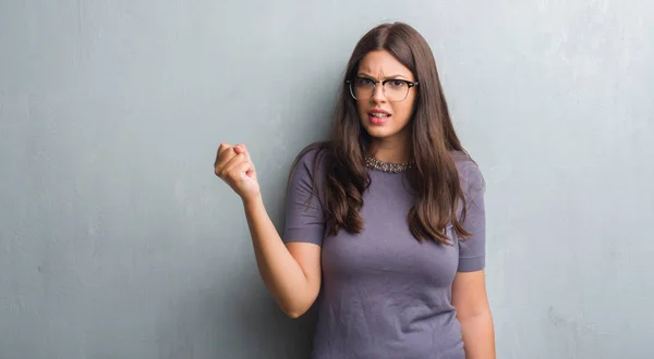 Jeune Femme Brune Sur Mur Gris Grunge Portant Des Lunettes — Photo