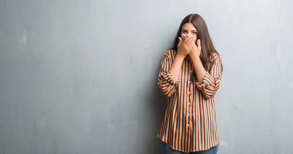 Junge Brünette Frau Über Grunge Graue Wand Schockiert Mund Mit — Stockfoto