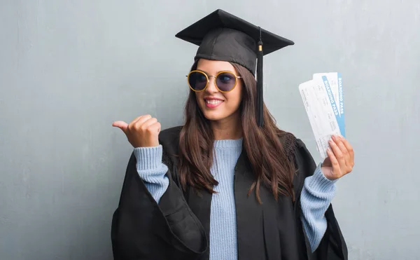 Mladá Bruneta Žena Přes Zeď Šedá Grunge Postgraduální Uniformě Drží — Stock fotografie