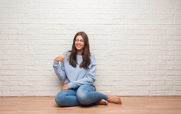 Jonge Brunette Vrouw Zittend Vloer Witte Bakstenen Muur Met Verrassing — Stockfoto
