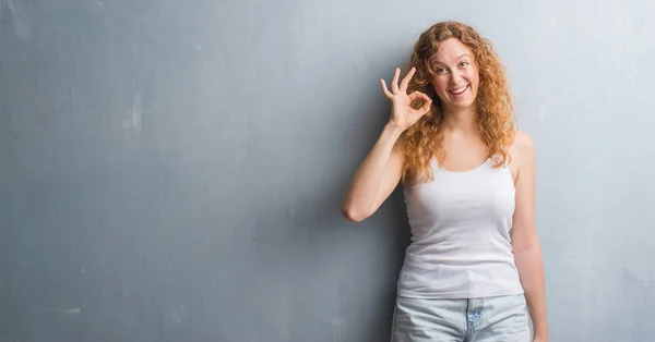 Junge Rothaarige Frau Über Graue Grunge Wand Macht Zeichen Mit — Stockfoto