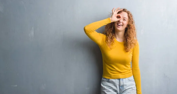 Giovane Donna Rossa Sopra Grigio Grunge Muro Con Volto Felice — Foto Stock