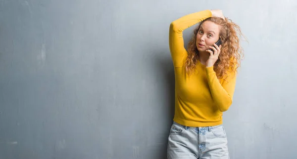 Mulher Ruiva Jovem Sobre Parede Grunge Cinza Falando Telefone Estressado — Fotografia de Stock