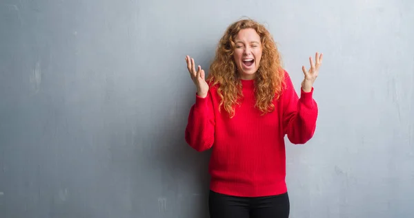 Junge Rothaarige Frau Über Grauer Grunge Wand Rotem Pullover Die — Stockfoto