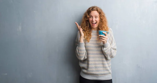 Young Redhead Woman Grey Grunge Wall Drinking Cup Coffee Very — Stock Photo, Image