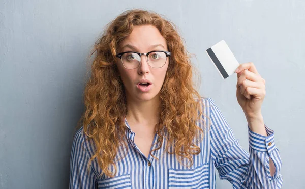 Giovane Donna Rossa Sopra Parete Grigia Grunge Con Carta Credito — Foto Stock