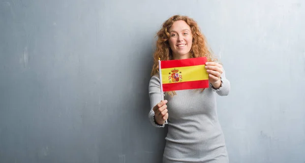 Young Redhead Woman Grey Grunge Wall Holding Flag Spain Happy — Stock Photo, Image