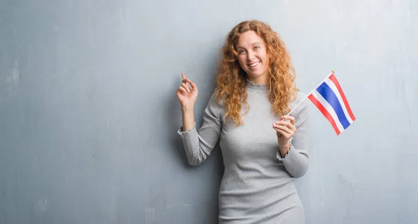 Jeune Rousse Femme Sur Gris Grunge Mur Tenant Drapeau Thaïlande — Photo