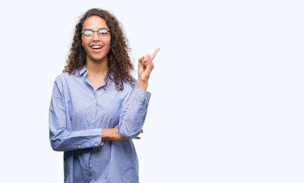 Mulher Hispânica Jovem Bonita Usando Óculos Muito Feliz Apontando Com — Fotografia de Stock