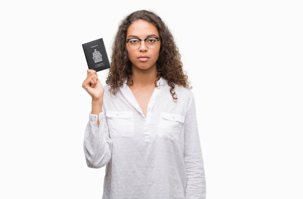 Jovem Hispânica Segurando Passaporte Canadá Com Uma Expressão Confiante Rosto — Fotografia de Stock