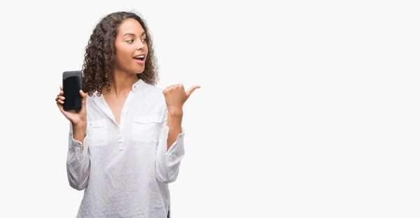 Mujer Hispana Joven Usando Smartphone Señalando Mostrando Con Pulgar Hacia —  Fotos de Stock