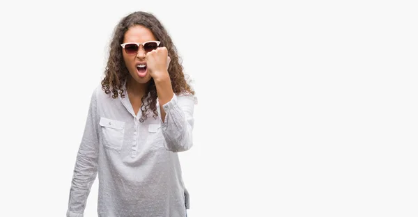 Junge Hispanische Frau Mit Sonnenbrille Genervt Und Frustriert Schreit Vor — Stockfoto