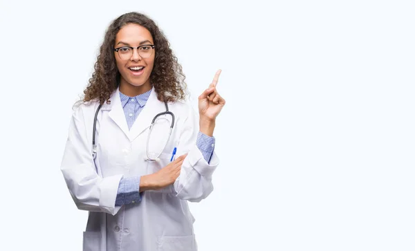 Молода Жінка Іспаномовний Лікар Дуже Щаслива Вказуючи Рукою Пальцем Бік — стокове фото