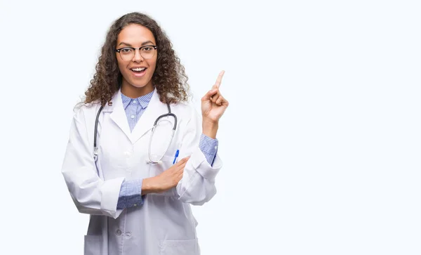 Jovem Hispânico Médico Mulher Muito Feliz Apontando Com Mão Dedo — Fotografia de Stock