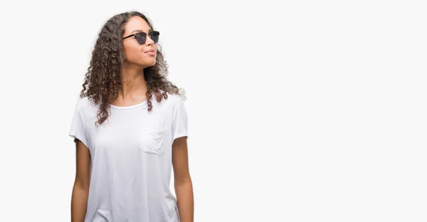 Jovem Hispânica Usando Óculos Sol Sorrindo Olhando Lado Olhando Para — Fotografia de Stock