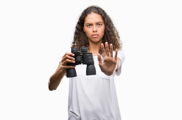 Junge Hispanische Frau Die Mit Offener Hand Durch Ein Fernglas — Stockfoto