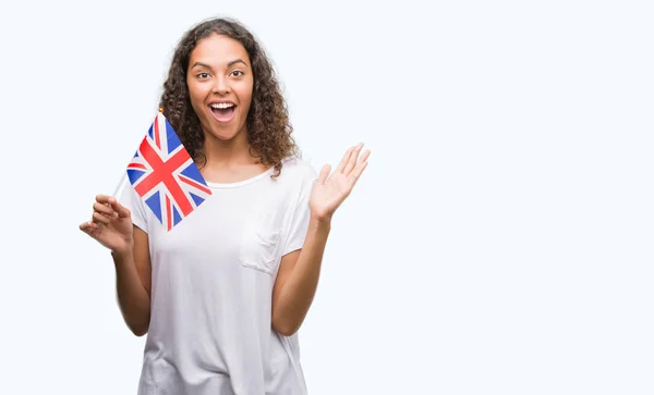 Jovem Hispânica Segurando Bandeira Reino Unido Muito Feliz Animado Expressão — Fotografia de Stock