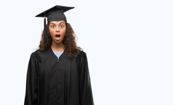 驚き顔 恐怖表現と興奮とショックで怖い卒業制服を着て若いヒスパニック系女性 — ストック写真